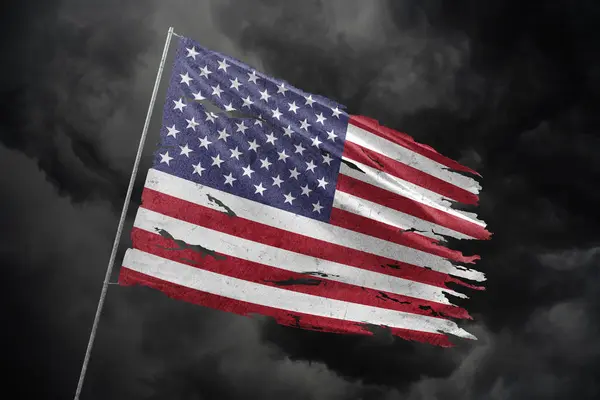 ABD 'nin koyu gökyüzü arka planında yırtık bayrak.