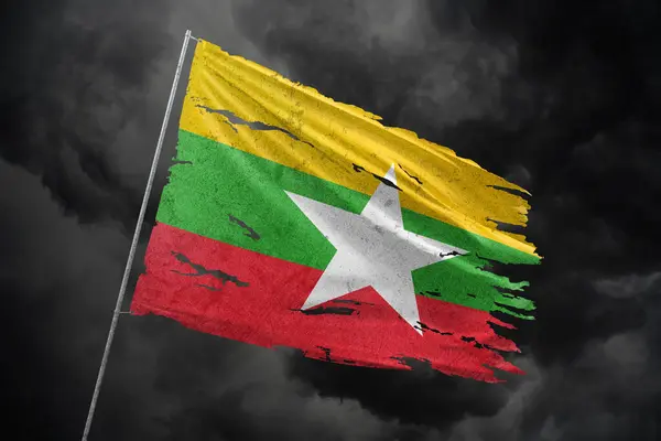 Myanmar gökyüzü arka planında yırtık bayrak.