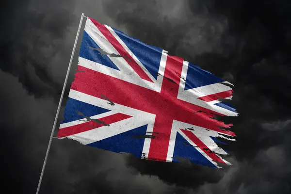 Reino Unido Desgarrado Bandera Fondo Del Cielo Oscuro Fotos de stock libres de derechos