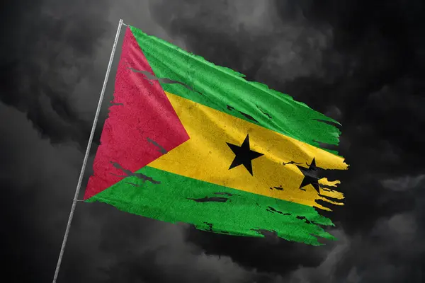 Santo Tomé Príncipe Rasgados Bandera Fondo Del Cielo Oscuro Imágenes de stock libres de derechos