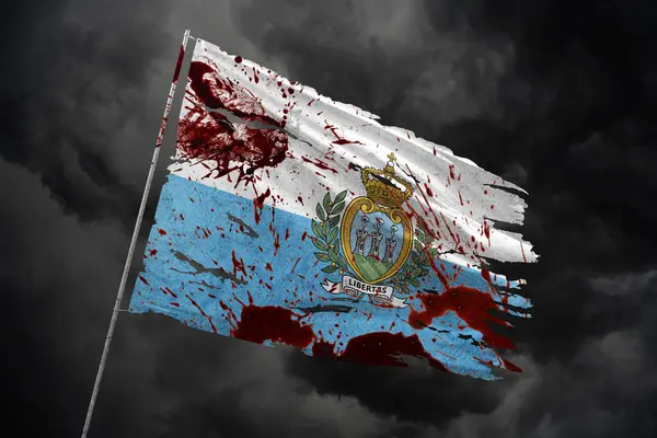 サンマリノは 血液汚れで暗い空の背景に旗を引き裂きました ロイヤリティフリーのストック画像