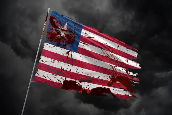 Liberia Rasgó Bandera Fondo Del Cielo Oscuro Con Manchas Sangre Fotos de stock