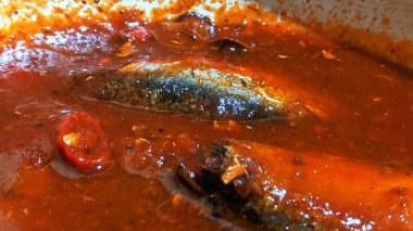 Acı biber soslu baharatlı sardalya tabağı. Bu fotoğraf oldukça büyük. Dergilerde, gazetelerde ya da okul kitaplarında çizimler için kullanılabilir..