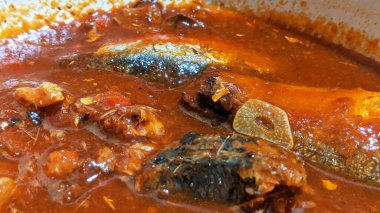 Acı biber soslu ve sarımsaklı baharatlı sardalya. Bu fotoğraf oldukça büyük. Dergilerde, gazetelerde ya da okul kitaplarında illüstrasyonlar için kullanılabilir..