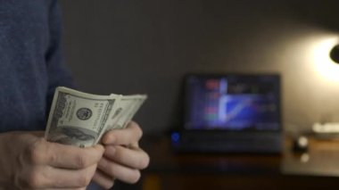 Erkek tüccar elleri 100 dolar nakit sayıyor, kopyalama alanı. Aylık bütçe ödemelerini yöneten maaş parası banknotları hesaplanıyor. Laptop iş yerinde finans para birimi, kapatın.