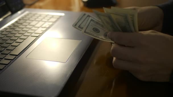 Чоловічі Руки Підраховують Сто Готівкових Доларів Обчислюючи Грошові Купюри Заробітної — стокове відео