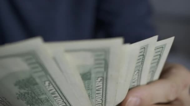Facet Liczy Dolary Zamyka Mężczyzna Liczy Pieniądze Gotówce Obliczanie Pieniędzy — Wideo stockowe