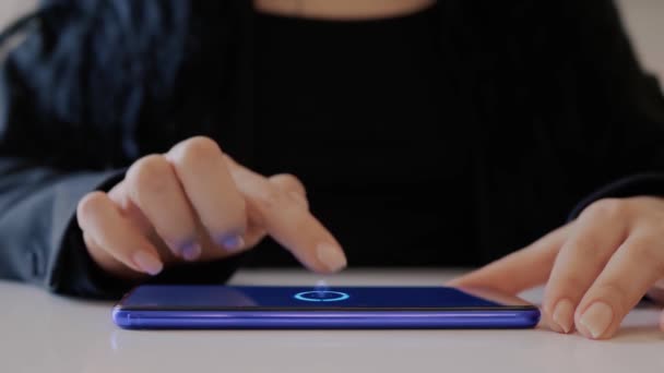 女性手与文字播放器进行Hud全息图交互 黑衣女性在放在桌上的智能手机屏幕上使用了未来的概念全息图技术 — 图库视频影像