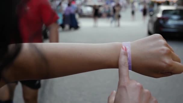 Női Kéz Aktiválja Koncepcionális Hud Hologramok Intelligens Karkötő Szöveggel Total — Stock videók