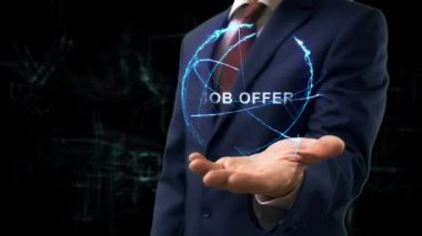 İş adamı elinde konsept hologram Job 'un teklifini gösteriyor. Gelecekteki teknoloji ekranı ve modern kozmik arka planı olan takım elbiseli bir adam.