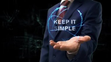 İş adamı konsept hologramı gösteriyor. Gelecekteki teknoloji ekranı ve modern kozmik arka planı olan takım elbiseli bir adam.