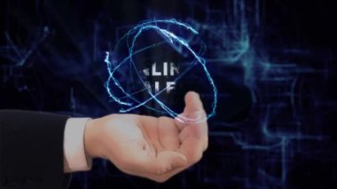 Boyalı el, Online Pazarlama konseptini gösteriyor. Gelecekteki teknoloji ekranı ve modern kozmik geçmişi olan takım elbiseli bir adam.