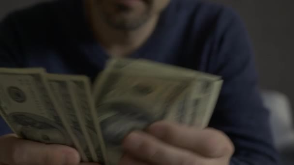 Nerozpoznatelný Muž Počítající Dolarové Bankovky Zblízka Mužské Ruce Počítají Peníze — Stock video