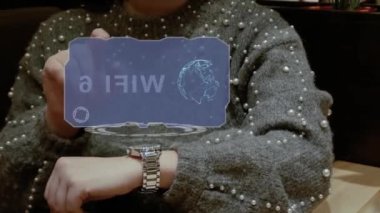 Kablosuz ağ 6 mesajlı akıllı bir saatin HUD hologramıyla çalışan tanınmayan bir kadın. Kol saatlerinde geleceğin holografik teknolojisine sahip kadın eller.
