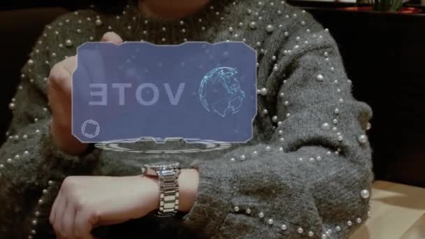 Akıllı Bir Saatin Yüksek Çözünürlüklü Hologramıyla Çalışan Tanınmayan Bir Kadın — Stok video