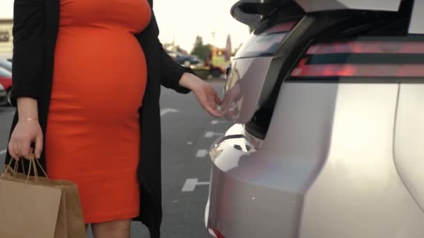 Nierozpoznana Ciężarna Kobieta Pakuje Paczki Bagażnika Samochodu Kobieta Brzuchem Parkingu — Wideo stockowe