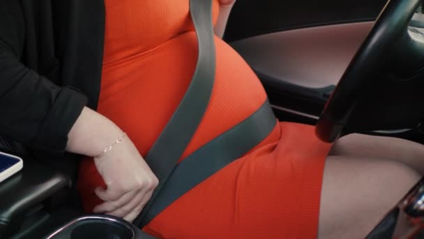 Oigenkännlig Gravid Kvinna Spänner Fast Säkerhetsbältet Startar Resa Bilen Modern — Stockvideo