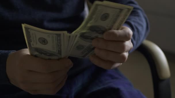 Hombre Cuenta Billetes Dólar Mientras Está Sentado Silla Las Manos — Vídeos de Stock