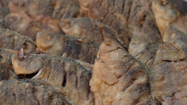 Carpa Pequena Frita Close Delicioso Crucian Peixe Rio Ordenadamente Dispostos — Vídeo de Stock