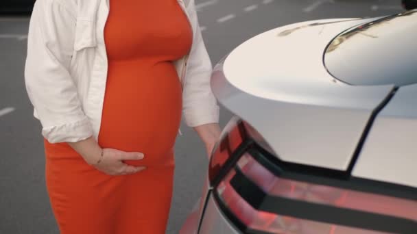 Wanita Hamil Yang Tak Dikenal Mengambil Paket Dari Bagasi Mobil — Stok Video