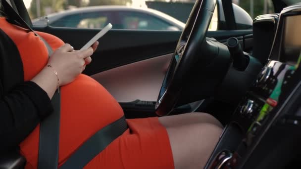 Donna Incinta Irriconoscibile Abito Arancione Auto Utilizzando Internet Uno Smartphone — Video Stock