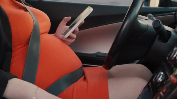Donna Incinta Irriconoscibile Abito Arancione Auto Utilizzando Internet Smartphone Pianificando — Video Stock