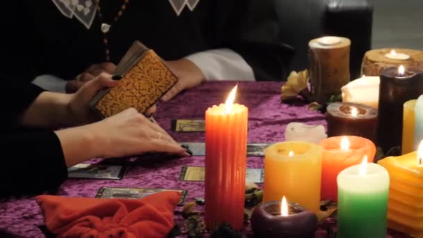 Lecteur Tarot Tient Des Cartes Lit Avenir Bonne Chance Occultisme — Video
