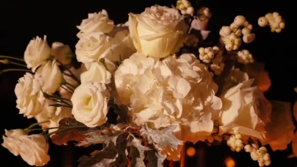 Гарний Букет Квітучих Троянд Листям Ягодами Нічному Світлі Розкішна Концепція — стокове відео
