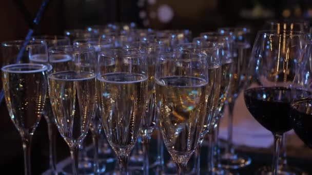 Glanzende Mooie Glazen Met Champagne Rode Wijn Luxe Glazen Wijn — Stockvideo