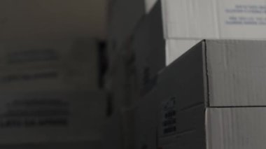 Tanınmayan bir işçi depoya karton kutular yüklüyor siparişler, alımlar, e-ticaret ürünleri.