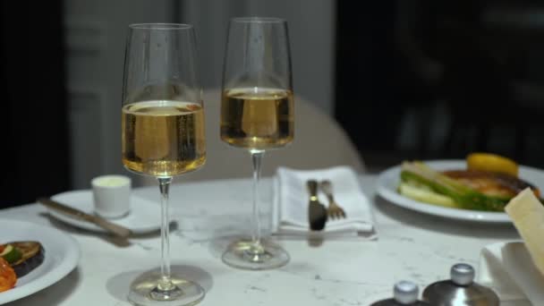 Zwei Gläser Champagner Auf Einem Tisch Einem Restaurant Weingläser Und — Stockvideo