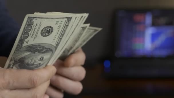 Mannelijke Handen Tellen Stapels Van Honderd Cash Dollars Kopieer Ruimte — Stockvideo