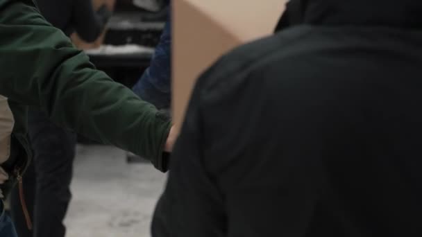 Unerkennbare Freiwillige Laden Kisten Mit Gespendeten Lebensmitteln Für Flüchtlinge Aus — Stockvideo