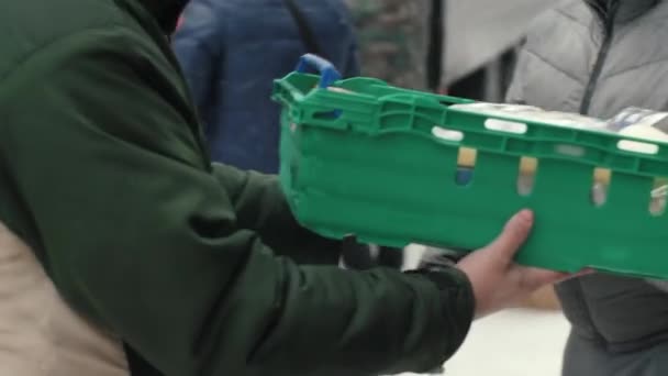 Αναγνωρίσιμοι Εθελοντές Ξεφορτώνουν Ένα Πλαστικό Κουτί Τρόφιμα Για Πρόσφυγες Από — Αρχείο Βίντεο