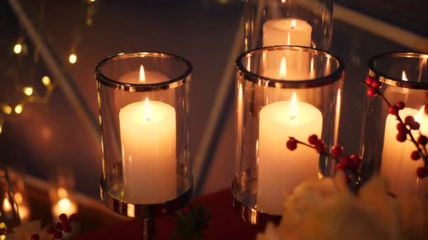 Mooie Kaarsen Branden Glazen Kolven Het Donker Luxe Verlichting Close — Stockvideo