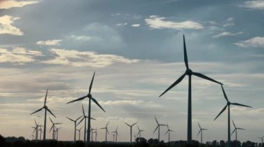 Rüzgar türbinleri yenilenebilir elektrik enerjisi üretiyor, çevreyi koruyor, uzayı kopyalıyor
