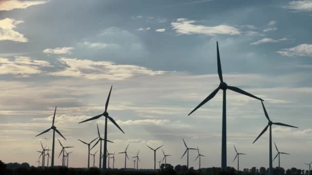 风力涡轮机产生可再生能源 保护环境 复制空间 — 图库视频影像