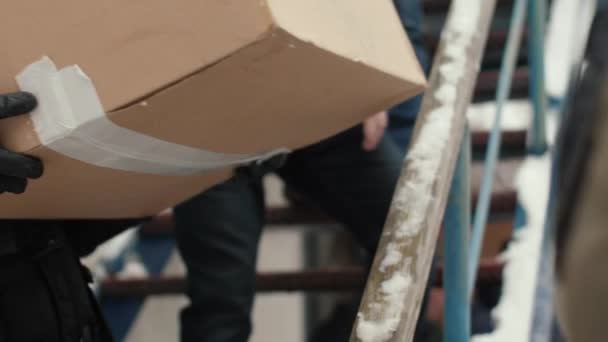 인식할 자원봉사자들이 트럭에 피난민을 기부된 상자를 적재합니다 사슬은 손에서 상자를 — 비디오