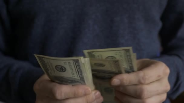 Man Räknar Dollarsedlar Närbild Kopieringsutrymme Manliga Händer Räknar Pengar Arbetstagarens — Stockvideo