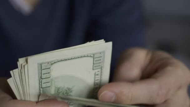 米ドル紙幣 お金の計算 クローズアップ 男性の手は現金を数える 従業員の給料について キャッシュマネー決済 成功したビジネスコンセプト 100ドルのアメリカ通貨のパック — ストック動画