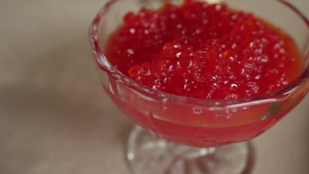 Caviar Rouge Dans Une Soucoupe Cristal Sur Table — Video