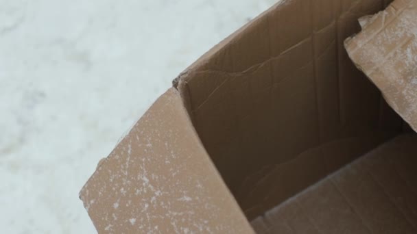 Koncept Ztraceného Svátečního Daru Otevřít Prázdnou Lepenkovou Krabici Sněhovém Pozadí — Stock video