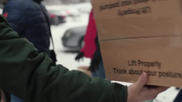 수없는 봉사자는 트럭에서 피난민을위한 상자를 언로드합니다 사슬은 손에서 상자를 통과합니다 — 비디오