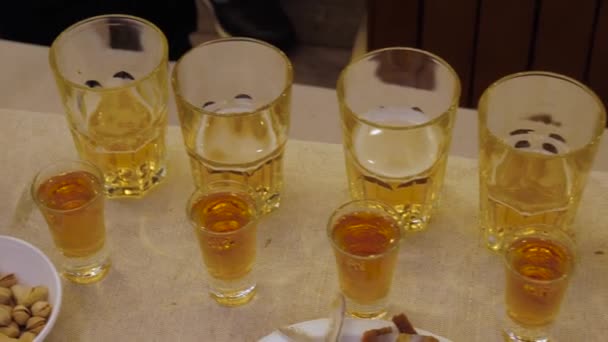 Shotglazen Met Rum Glazen Met Bier Een Tafel Een Pub — Stockvideo