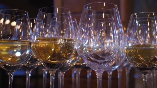 Szklanki Białego Wina Stole Formie Bufetu Imprezie Pięknie Ustawione Wieczornym — Wideo stockowe