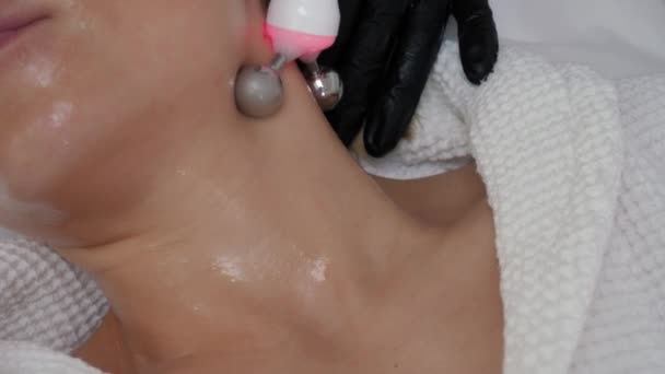 Unerkennbarer Weiblicher Körper Der Der Klinik Für Kosmetologie Liftingverfahren Nackenbereich — Stockvideo
