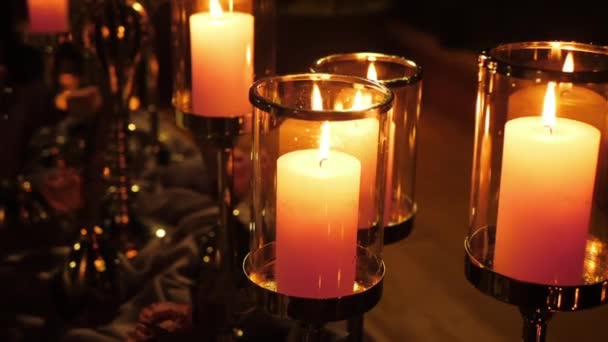 Mooie Koele Luxe Kaarsen Branden Glazen Kolven Het Donker — Stockvideo