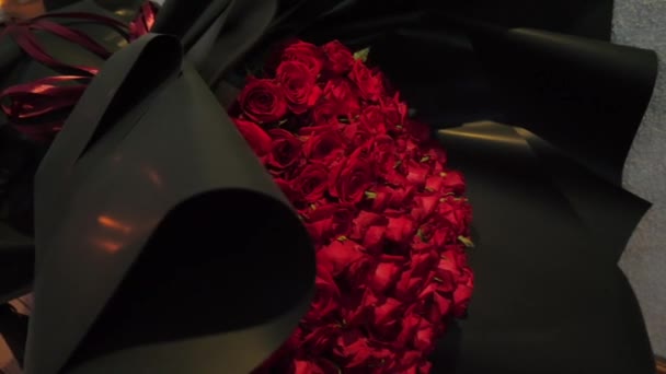 Величезний Букет Красивих Червоних Троянд Квітучі Троянди Справжнє Частування Концепція — стокове відео