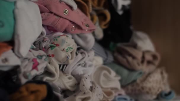 Babykleding Met Humanitaire Hulp Het Verzamelpunt — Stockvideo