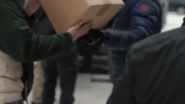 사슬은 손에서 상자를 통과합니다 수없는 봉사자는 트럭에서 피난민을위한 상자를 내립니다 — 비디오